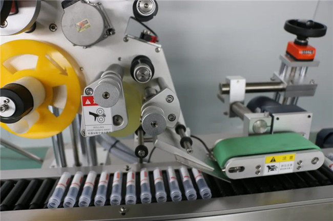 Automatikus vízszintes tekercselés a fecskendő öntapadó matrica címkéző gép körül
