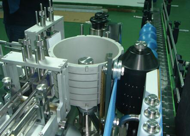 Automatikus lineáris kerek palackok hideg paszta nedves ragasztó címkéző gép
