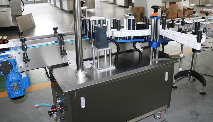 Automatikus kerek palack öntapadó matrica címkéző gép